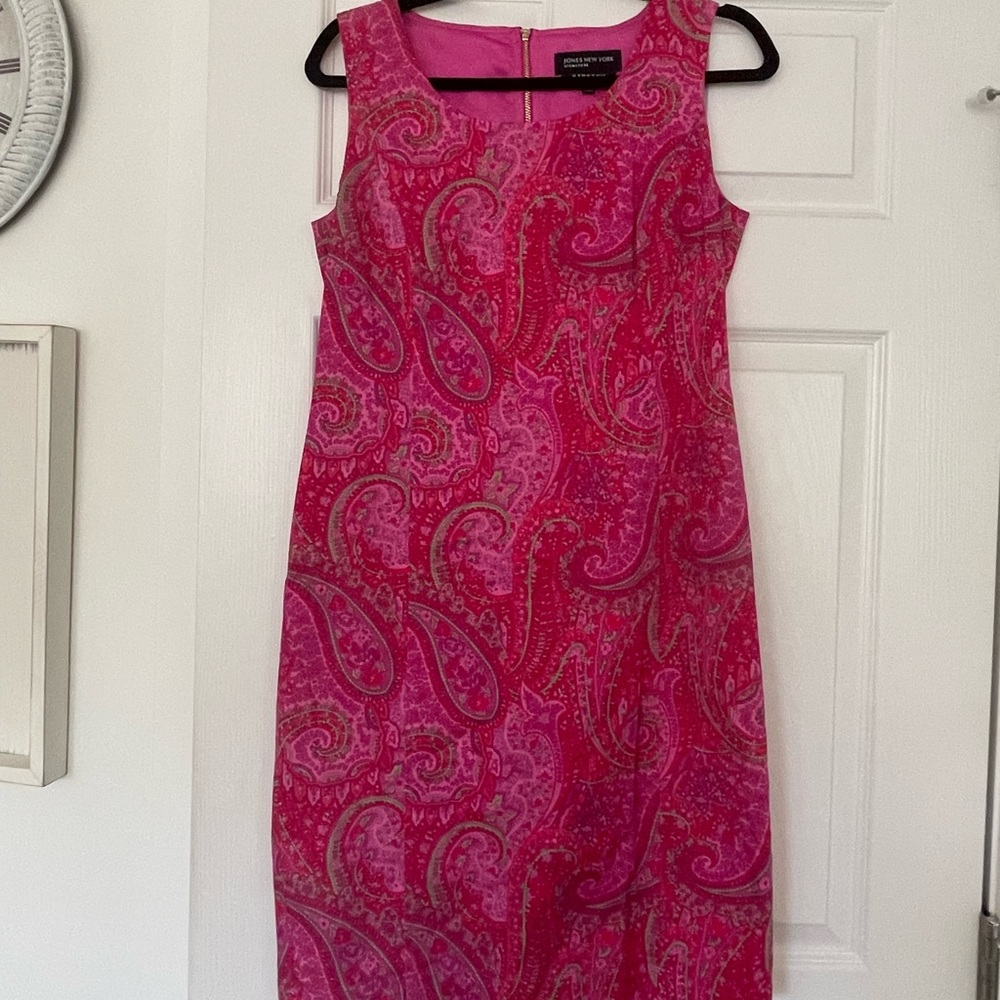 Jones New York sleeveless pink paisley sheath dress. Size 6